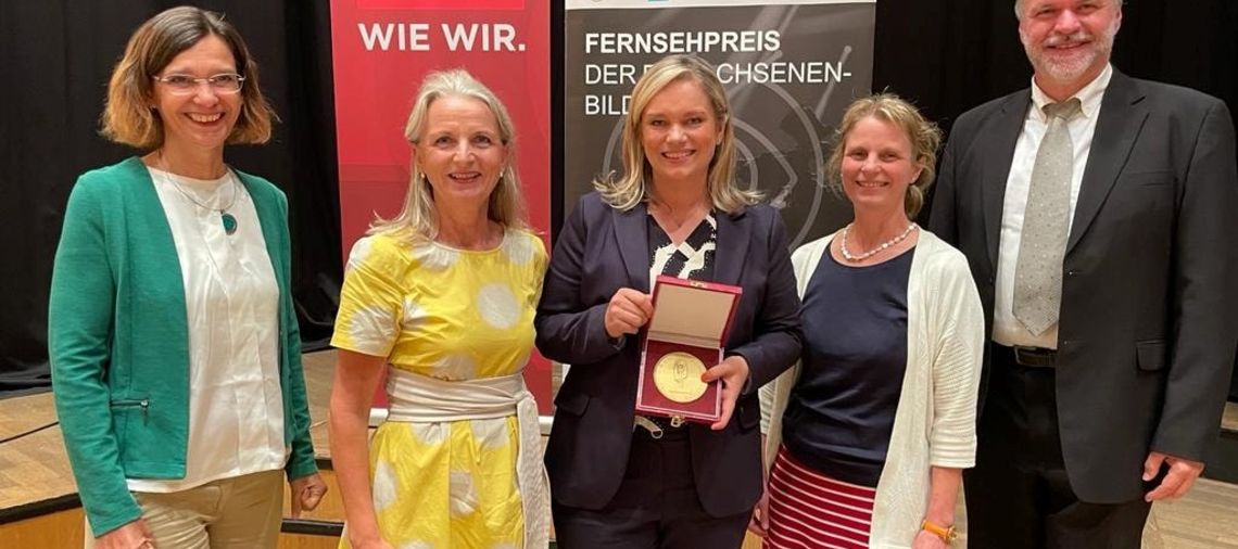 VertreterInnen der ARGEBHÖ gratulieren Corinna Milborn zum Axel-Corti-Preis