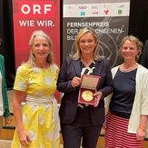 VertreterInnen der ARGEBHÖ gratulieren Corinna Milborn zum Axel-Corti-Preis